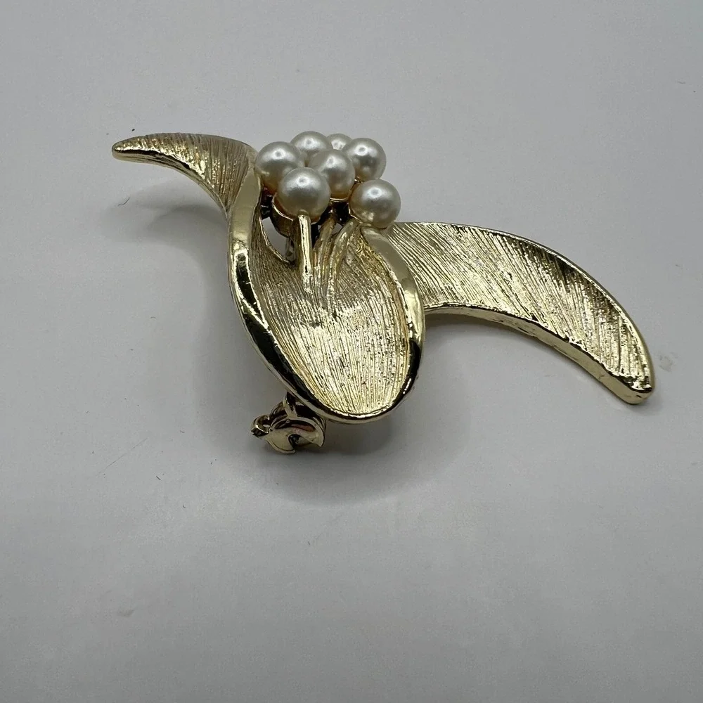 Vintage‎ Flower Brooch Faux Pearl and Brushed Gold Tone Pin